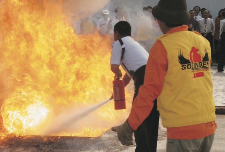 SOLLINGEN Fire Extinguisher in action ..